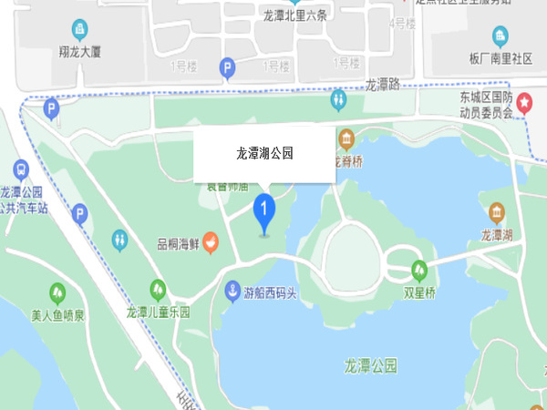 龍?zhí)逗?>龍?zhí)逗?，位于北京市東城區(qū)外城東南隅，龍須溝流經(jīng)此地，故命名為“龍?zhí)逗?rdquo;。為古高梁河穿過(guò)的地區(qū)，屬海河流域北運(yùn)河支流通惠河支流護(hù)城河水系。因明圍筑外城墻的窯坑積水形成，中華人民共和國(guó)建國(guó)后，疏挖成三處湖面，面積44.3萬(wàn)多平方米，并于1980年代建成大型河湖公園（龍?zhí)逗珗@、北京游樂(lè)園、龍?zhí)段骱珗@）。也是南城雨水的調(diào)蓄湖泊</ul></div>
<div   id=